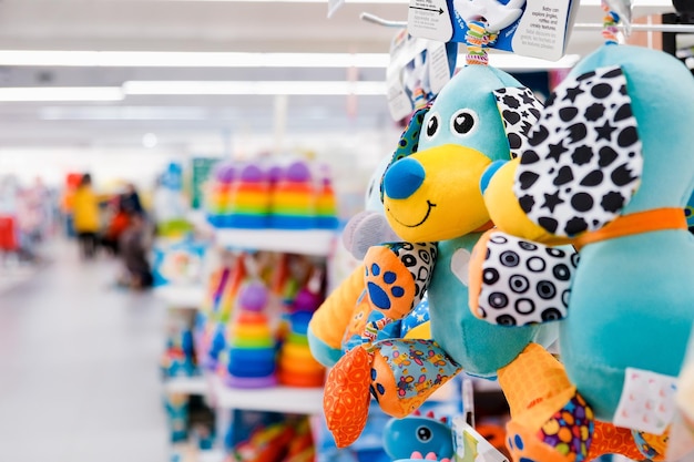 Foto tienda de juguetes para bebés un primer plano de un juguete suave en un viaje de compras con un fondo borroso