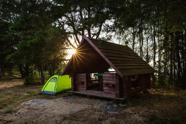 Foto tienda junto a la cabaña de madera en los lagos braslaw belarús