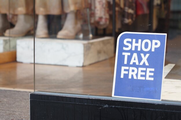 Foto tienda libre de impuestos texto libre de impuestos cartel de tienda en el escaparate