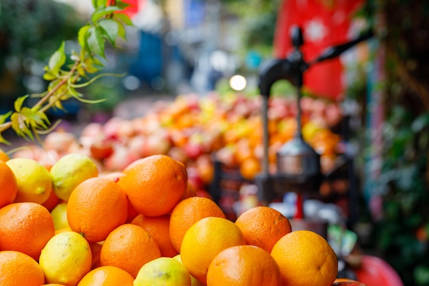 Tienda local de jugos frescos de aspecto rústico en la calle con cítricos y granadas