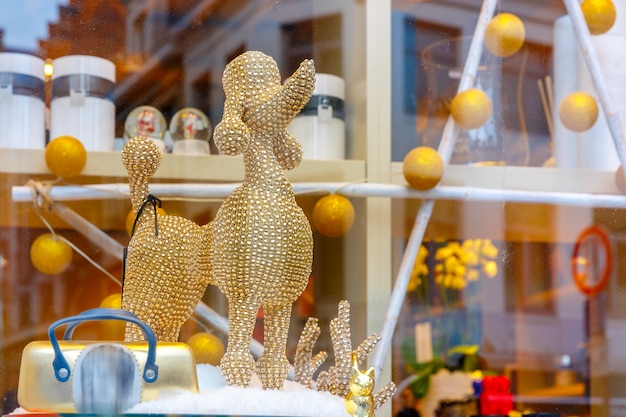 Foto tienda del mercado de recuerdos de navidad, decorado e iluminado en brujas, bélgica