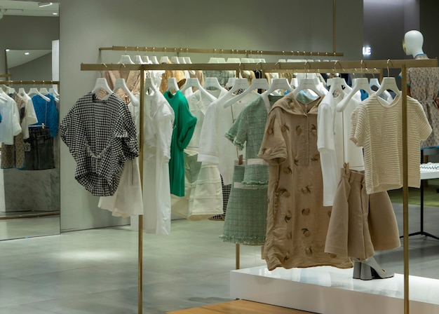 Foto tienda de moda femenina en el centro comercial.