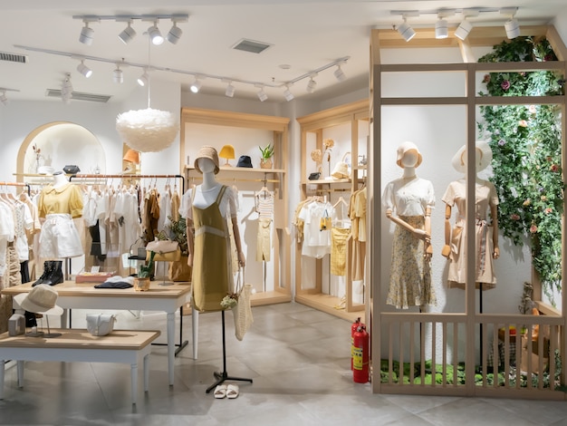 Foto tienda de moda femenina en el centro comercial.