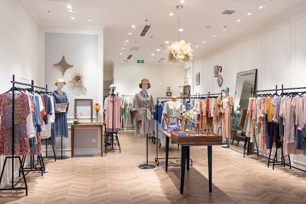 Tienda de moda femenina en el centro comercial.