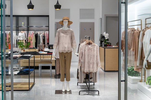 Tienda de moda femenina en el centro comercial