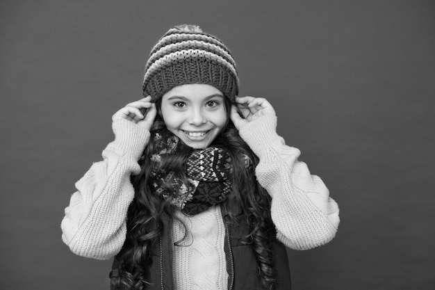 Tienda de moda Infancia feliz Moda de invierno para niños Actividad de vacaciones de invierno felices Sentirse cálido y feliz Niño hipster alegre y sonriente cabello largo con ropa elegante Ideas de invierno para divertirse