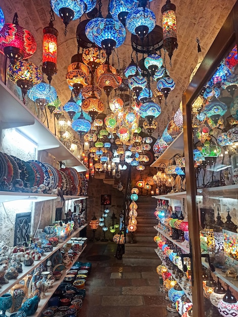 Tienda con muchas linternas de colores en Kotor Montenegro