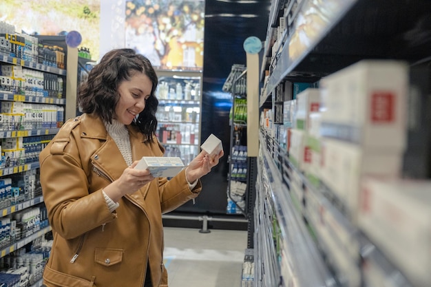 En la tienda, una mujer recoge pasta de dientes.