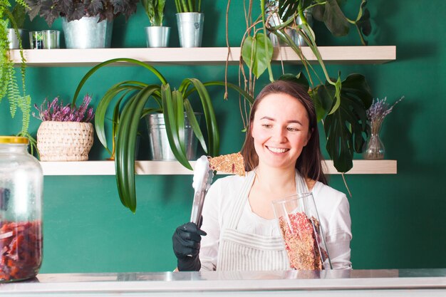 Tienda orgánica con alimentos saludables para veganos y comedores de alimentos crudos. Panes secos veganos crudos deshidratados en escaparate