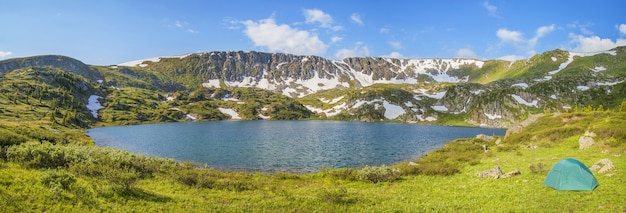 Tienda a orillas de un pintoresco lago de montaña