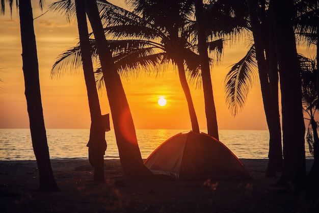 Tienda en la playa al atardecer