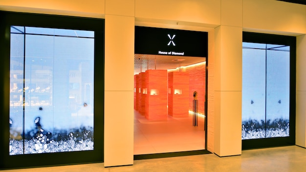 una tienda con una puerta de vidrio que dice x y x en ella