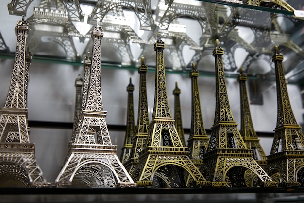 Tienda de regalos en París. Pequeñas copias de la torre Eiffel.