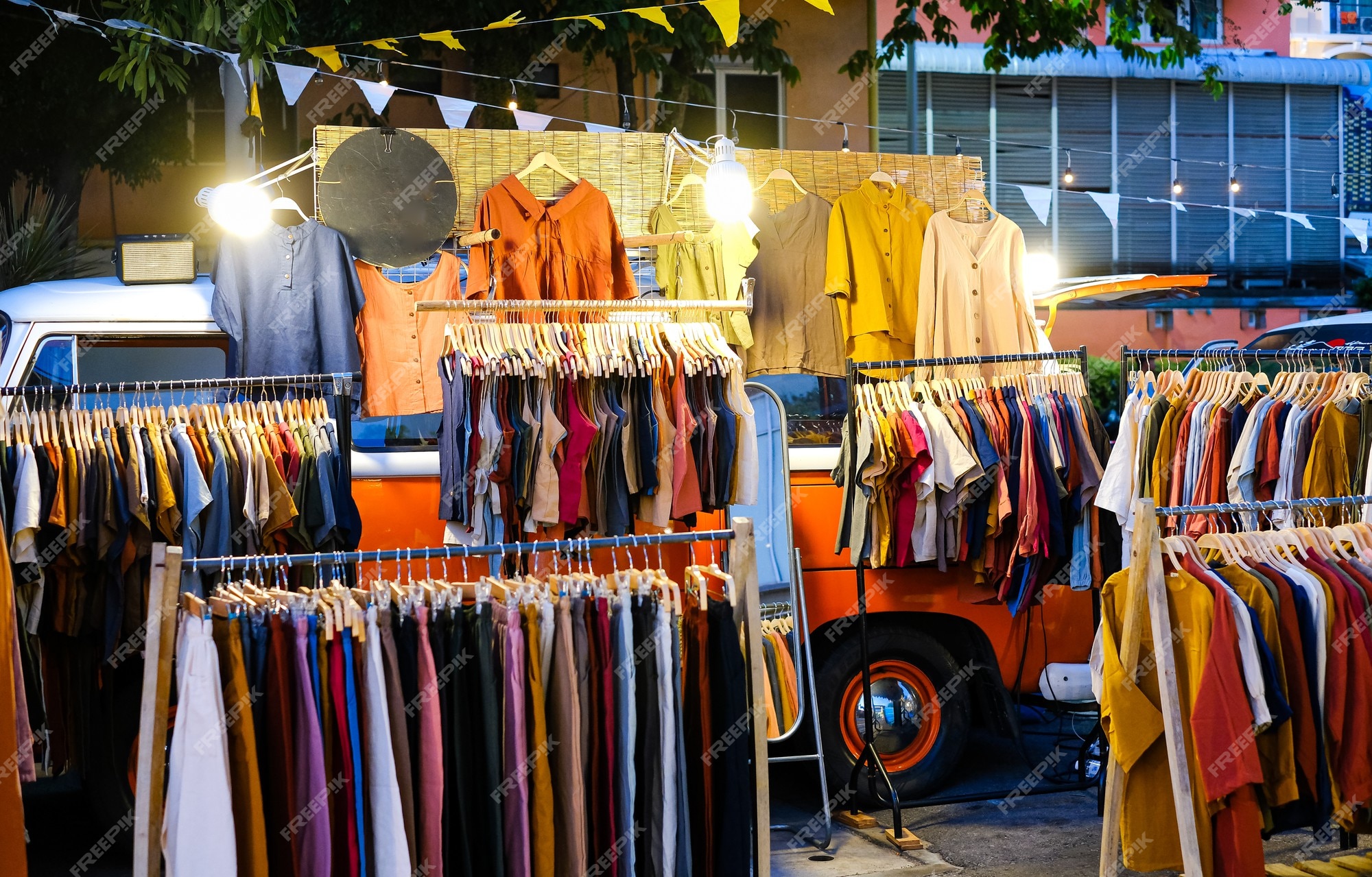 Tienda de ropa al aire libre venta de ropa al estilo de la vieja escuela |  Foto Premium