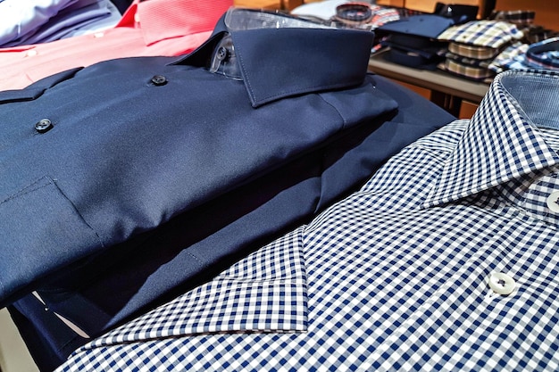 Tienda de ropa camisas de moda y elegantes para hombres en fila a la venta