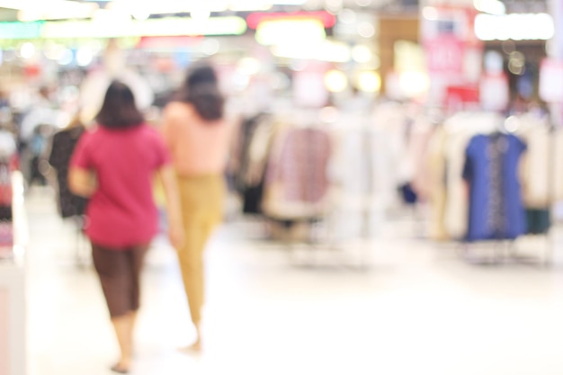 Tienda de ropa de moda borrosa abstracta en el fondo moderno del centro comercial