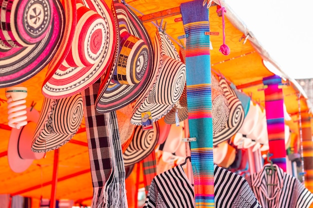 Tienda de ropa y sombreros colombianos para festivales culturales Ropa tradicional colorida
