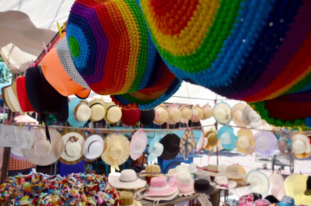 Tienda de sombreros coloridos para la venta en la isla de Koh Kret en Nonthaburi Tailandia