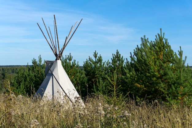 Tienda Tipi Native American en el paisaje otoñal