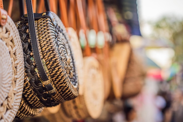 Tienda típica de souvenirs que vende souvenirs y artesanías de bali en el famoso mercado de ubud indonesia