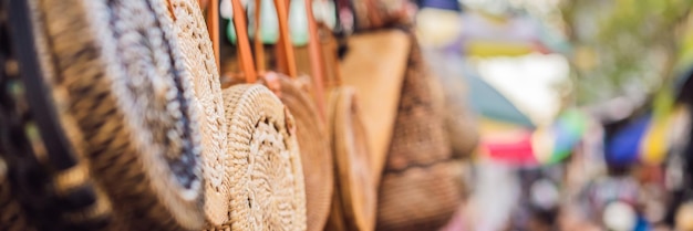 Tienda típica de souvenirs que vende souvenirs y artesanías de bali en el famoso mercado de ubud indonesia