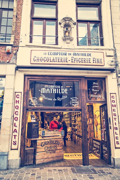 Tienda tradicional de chocolate y confitería con gran variedad de chocolates y dulces en Bruselas do