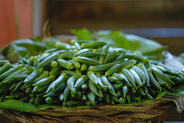 Tienda de verduras frescas en el mercado indio