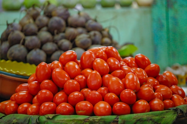 Tienda de verduras frescas en el mercado indio