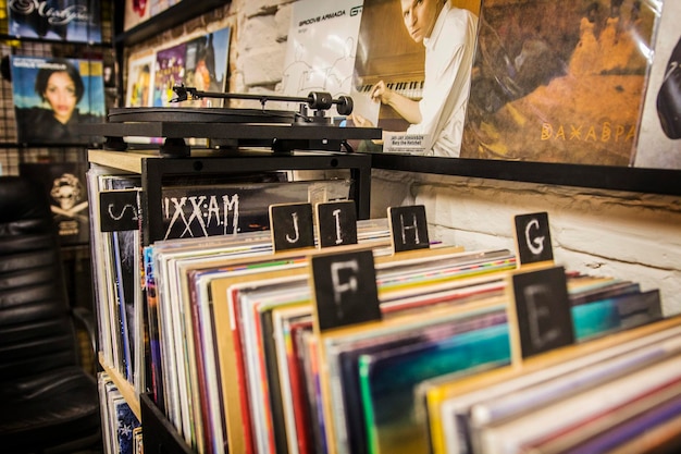 Tienda de vinilos en Kiev, Ucrania. Colección de discos de vinilo LP a la venta en una tienda de música en Kiev, Ucrania