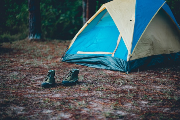 Foto tiendas y alojamiento de turistas. dormir en el bosque en el invierno