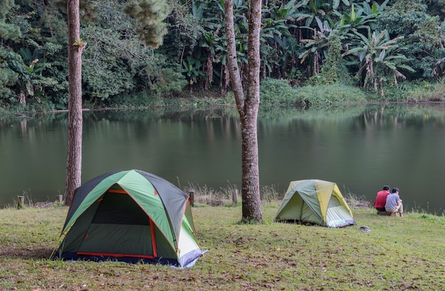 Tiendas de campaña cerca del lago en Pang Oung en Mae Hong Son, Tailandia