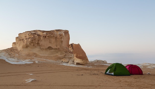 Tiendas de campaña entre formaciones rocosas erosionadas por el viento, desierto blanco egipcio. Egipto