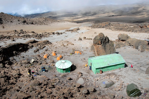 Las tiendas de campaña y las grandes rocas vistas desde arriba Escuela Hut Kikelewa Ruta Kilimanjaro Tanzania