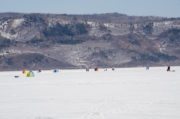 Tiendas de campaña en el lago Baikal congelado