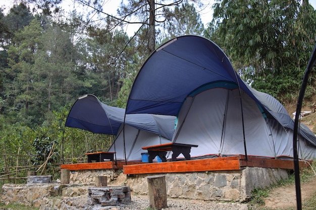 tiendas de campaña turísticas modernas en el campamento en el fondo de la naturaleza en el campamiento de vacaciones de verano