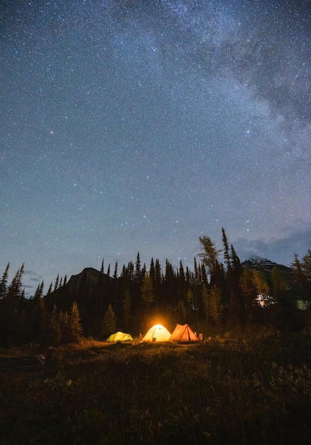 Tiendas de campaña con vía láctea y estrellado en el cielo nocturno en el camping en el bosque de otoño en el parque nacional