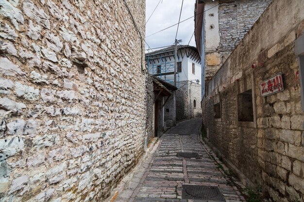 Tiendas de souvenirs en el casco antiguo de Gjirokaster en Albania