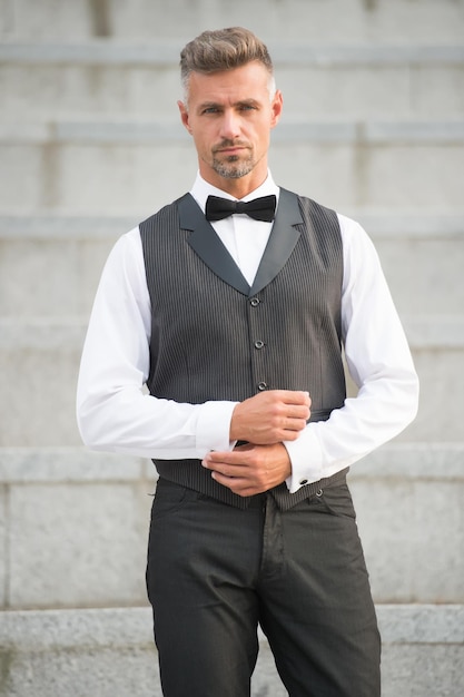 Tiene estilo. Caballero estilo moderno. Chico bien arreglado guapo caballero barbudo macho usar camisa y chaleco. Peluquería para el novio. Confianza en su postura. Caballero elegante. Fiesta formal.