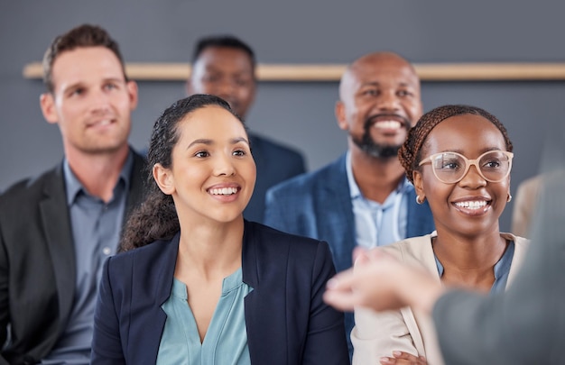 Tienen mucho que aprender Captura de un grupo de empresarios en una reunión de trabajo