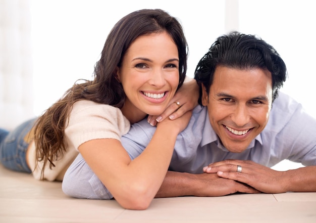 Foto tienen una relación muy hermosa una pareja felizmente casada yaciendo juntos en el piso de la sala