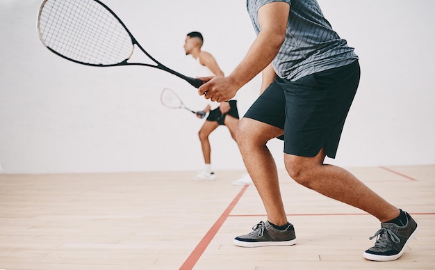 Tienes que estar ligero de pies Foto de dos jóvenes jugando un partido de squash