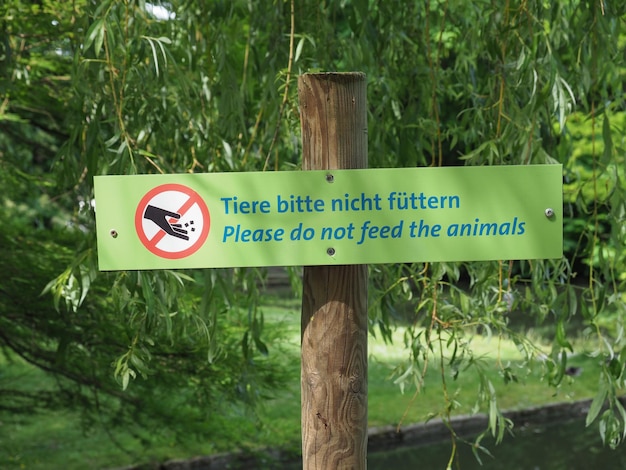 Tiere bitte nicht fuetten transl Por favor, no alimente a los animales