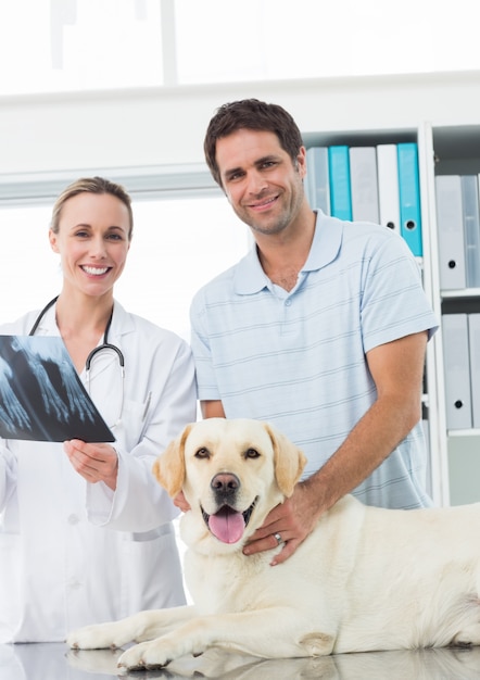 Tierhalter und Tierarzt mit Xray Hund