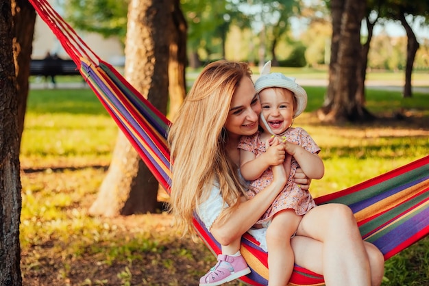 tierna foto de madre feliz y un niño Concepto del Día de la Madre Una familia feliz