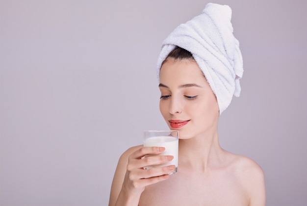 Tierna mujer disfruta de un trago de leche.