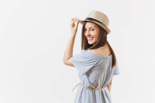 Tierna mujer encantadora elegante joven vestida de azul, lindo sombrero con pelo largo morena posando aislado sobre fondo blanco. Gente, emociones sinceras, concepto de estilo de vida. Área de publicidad. Copie el espacio.