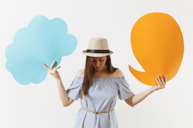 Foto tierna mujer encantadora elegante joven en vestido azul, sombrero con nube en blanco vacía diga, burbujas de discurso aisladas sobre fondo blanco. personas sinceras emociones, concepto de estilo de vida. área de publicidad. copia espacio