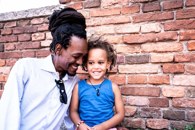 Tierno retrato de padre e hijo, papá africano y niño de raza mixta, nuevo concepto de familia multirracial, diversidad, pueblo rastafari y religión, espacio de copia