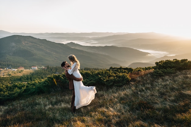 Tiernos abrazos de los recién casados durante el viaje.