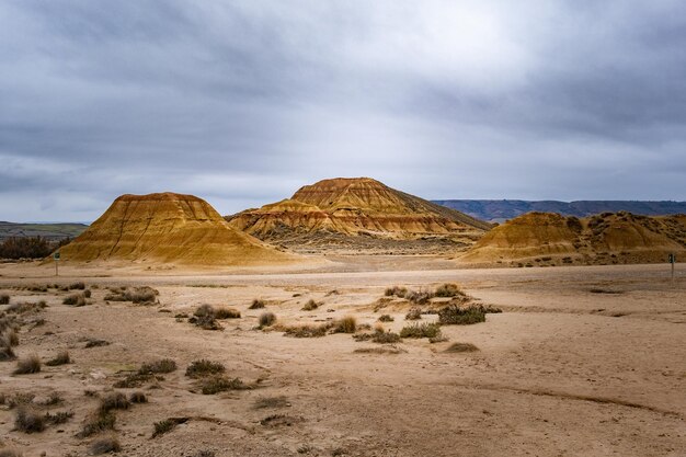 Tierra árida y rocosa en una lluviosa tarde de otoño Bardenas Reales Navarra España